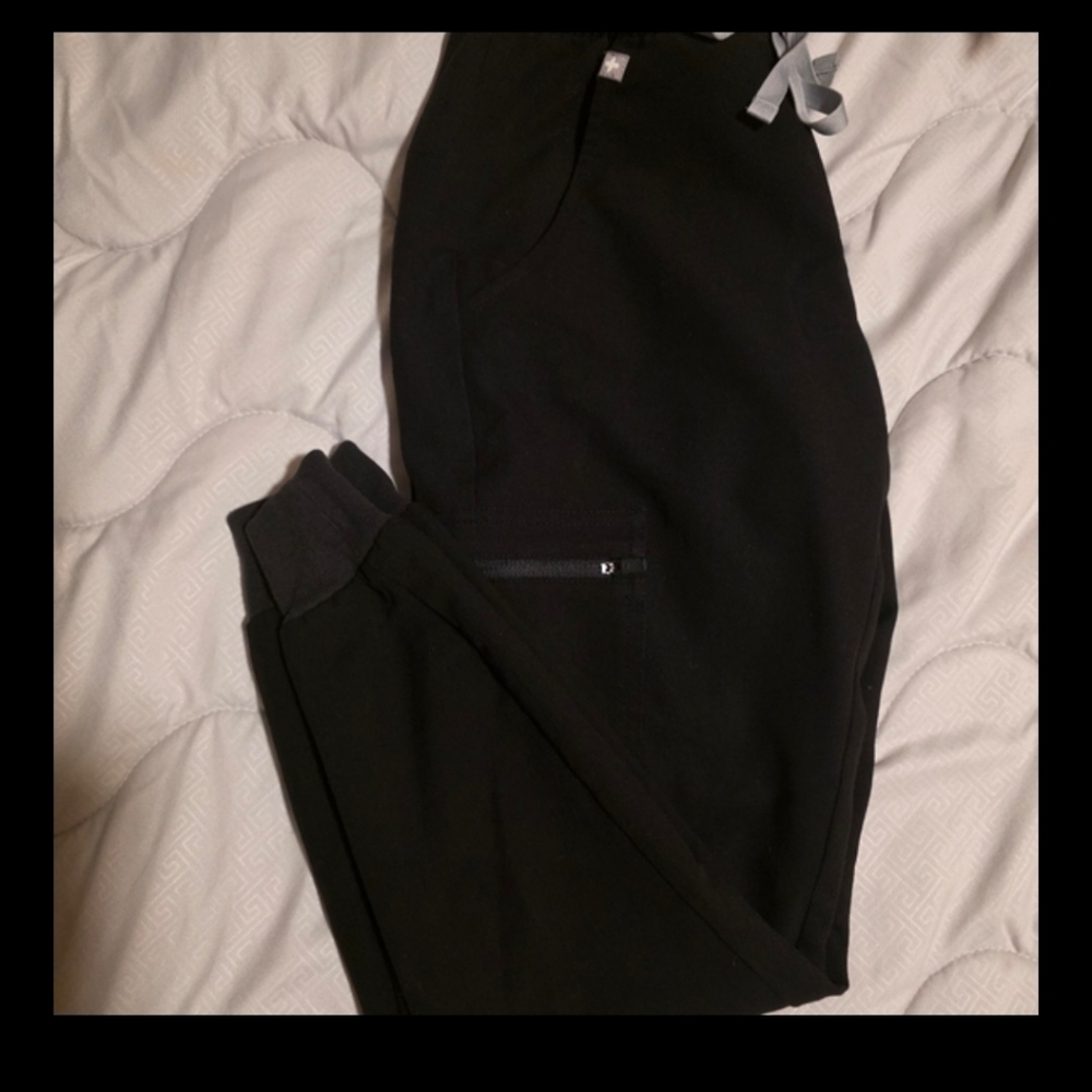 Figs Women's Zamora Jogger Scrub Pants in Black